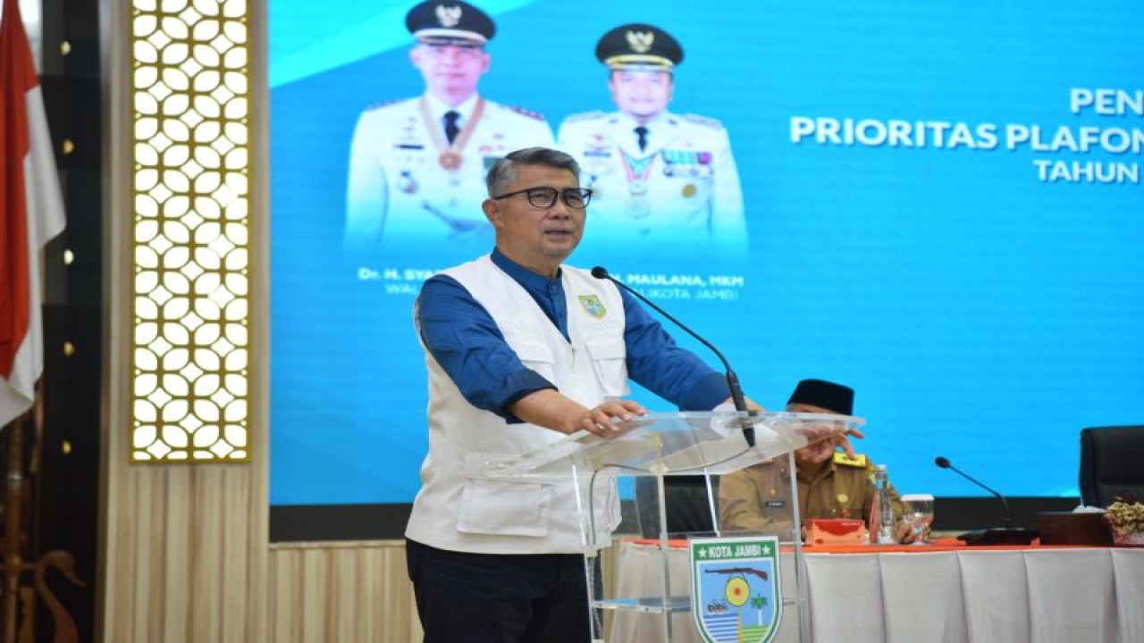 Wali Kota Jambi Syarif Fasha saat penyerahan PPAS kepada kepala perangkat daerah, Rabu (13/6/2023). (ANTARA/HO-Pemkot Jambi)