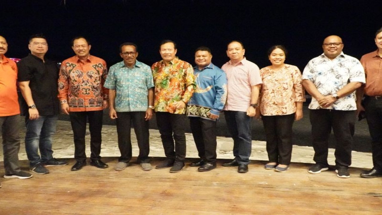Foto bersama pelepasan delapan dokter umum RS Ramela Kota Jayapura untuk mengikuti program pendidikan dokter spesialis di Universitas Padjajaran Bandung, Senin (5/6/2023). (ANTARA/HO-Humas Pemkot Jayapura)