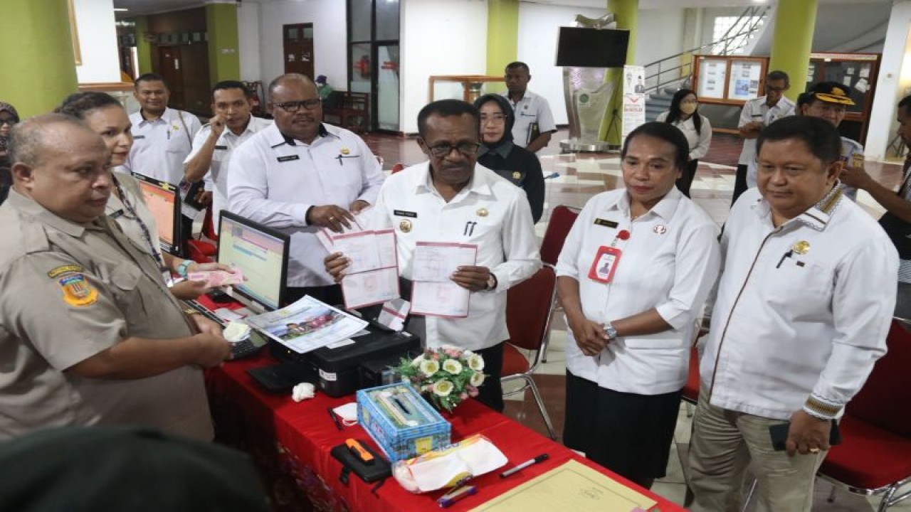 Penjabat Wali Kota Jayapura Frans Pekey (ketiga dari kanan) saat membayar kewajiban pajak di Kantor Wali Kota setempat (ANTARA/HO-Humas Pemkot Jayapura)