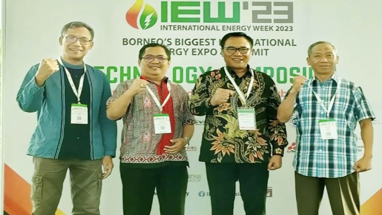 Wakil Wali Kota Malang Sofyan Edi Jarwoko (kedua kanan) berfoto bersama usai menghadiri The 5th International Energy Week (IEW) Expo and Summit di Kuching, Sarawak, Malaysia. (ANTARA/HO-Prokopim Setda Kota Malang)