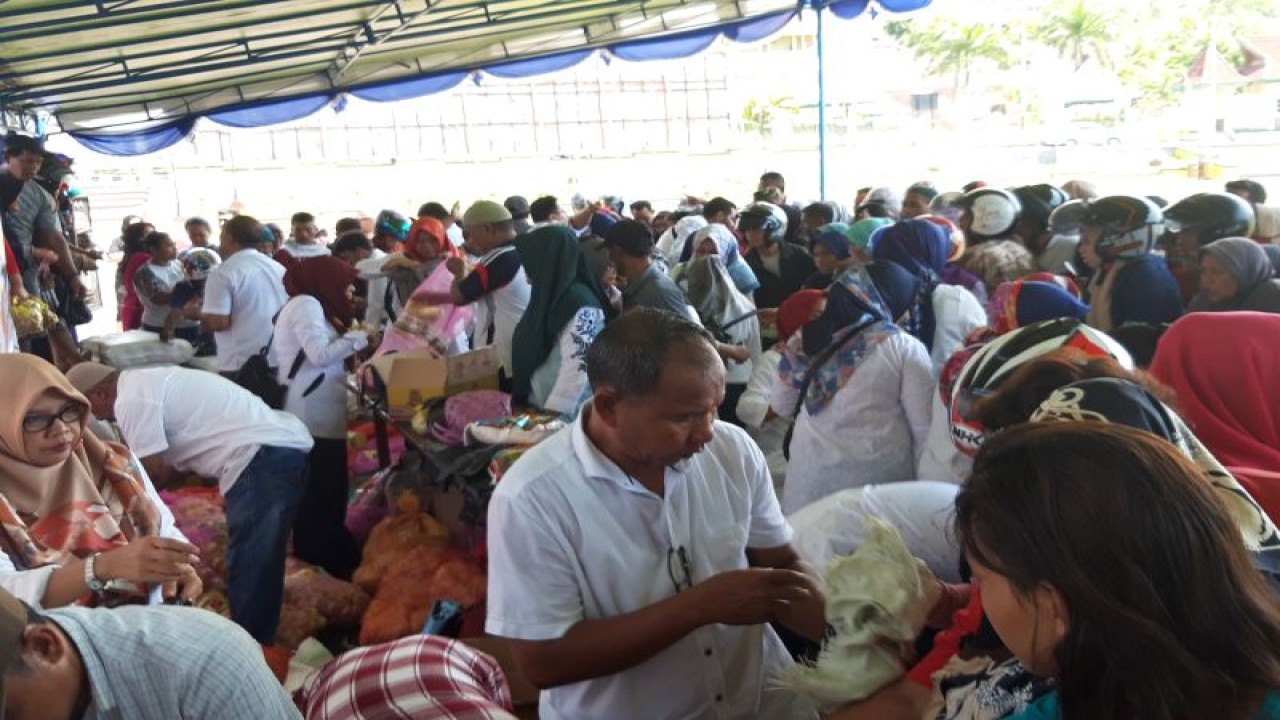 Dinas Ketahanan Pangan (Distan) menggelar Pangan Murah merupakan bagian dari program pemerintah untuk menjaga stabilisasi harga dan pasokan pangan terutama menjelang Idul Adha 1444 Hijriah, Rabu (28/6/2023). ANTARA/Abdul Fatah (Abdul Fatah)