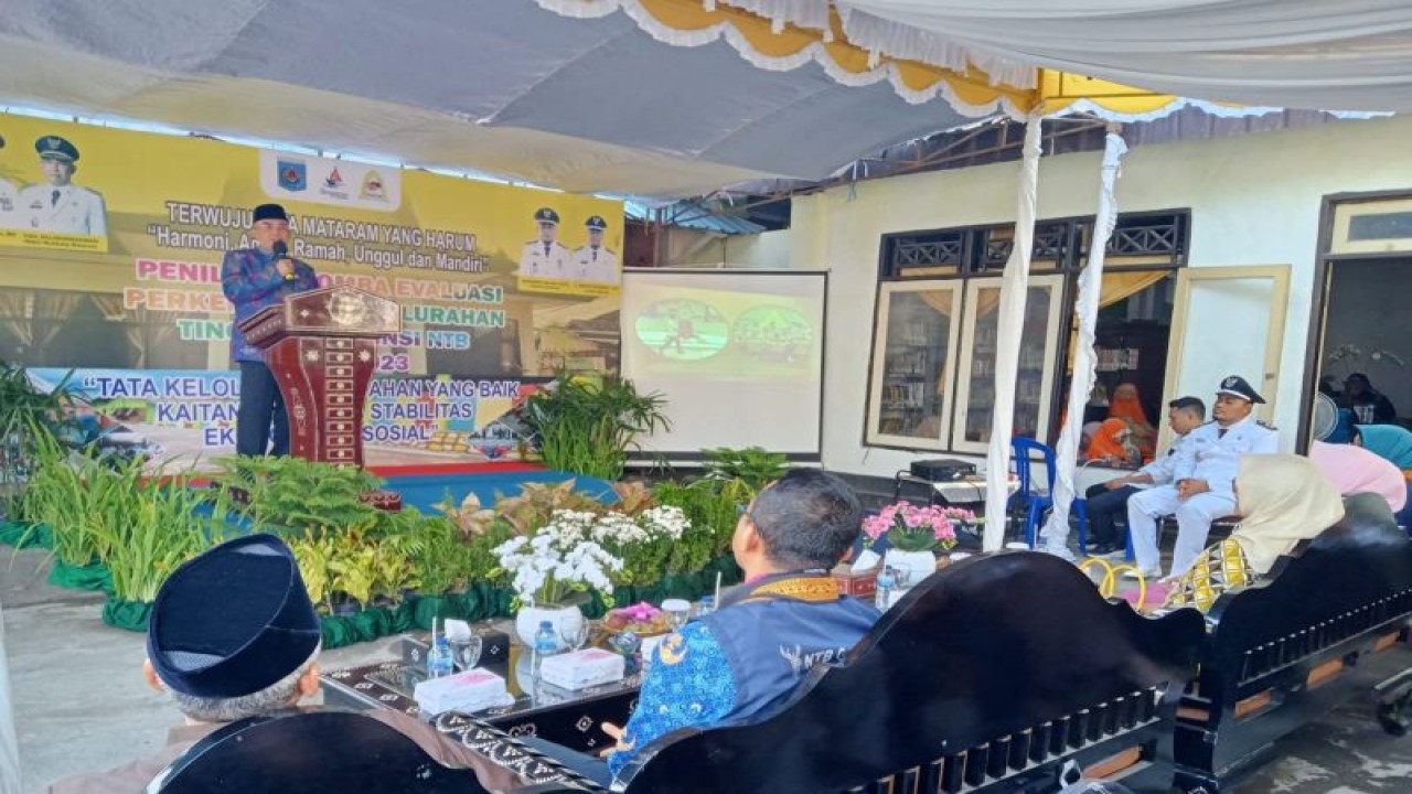 Wakil Wali Kota Mataram TGH Mujiburrahman memberikan sambutan dalam kegiatan penerimaan tim verifikasi lapangan Lomba Kelurahan tingkat Provinsi Nusa Tenggara Barat tahun 2023 di Kantor Lurah Pejeruk Kecamatan Ampenan, Kota Mataram, Senin (19/6-2023). (Foto: ANTARA/Nirkomala)