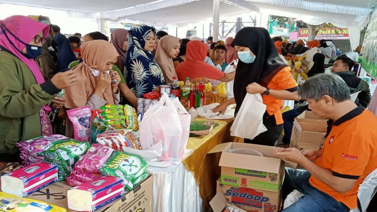 Antusias warga Kota Mataram, Provinsi Nusa Tenggara Barat, berbelanja di Gerakan Pangan Murah (GPM) di halaman Kantor Lurah Kekalik Jaya, Senin (26/6-2023). (ANTARA/Nirkomala)
