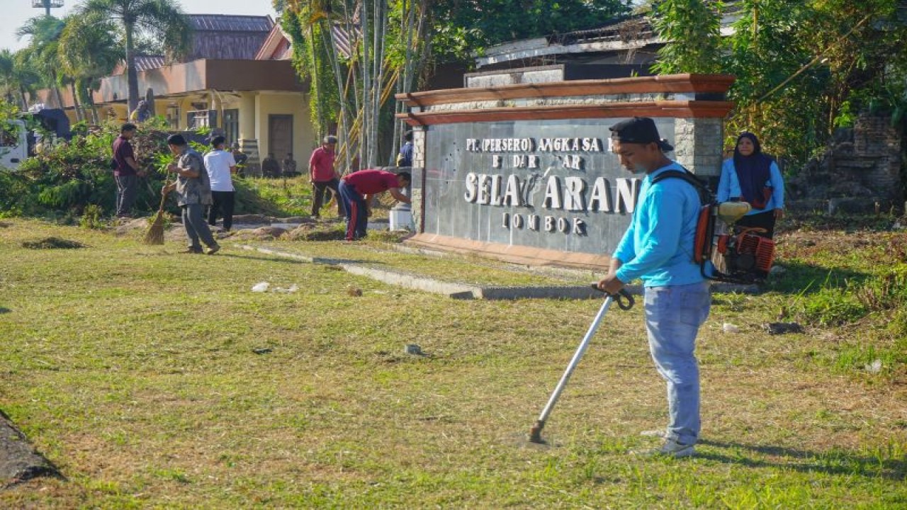 Kegiatan gotong royong jajaran Pemerintah Kota Mataram, Provinsi Nusa Tenggara Barat di areal bekas Bandara Selaparang atau kawasan Sirkuit Motocross Grand Prix (MXGP) Selaparang, Jumat (23/6-2023). (ANTARA/HO-Kominfo)
