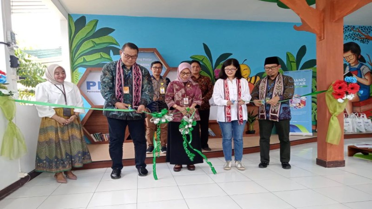 Pengguntingan pita sebagai tanda peresmian Ruang Pintar Al Ikhlas Kelurahan Monjok Timur, Kota Mataram, oleh Plt Sekda Kota Mataram Hj Baiq Evi Ganevia (tengah) bersama jajaran dari PT Permodalan Nasional Madani bekerja sama dengan PT Bank Permata Tbk, Kamis (8/6-2023). (ANTARA/Nirkomala)