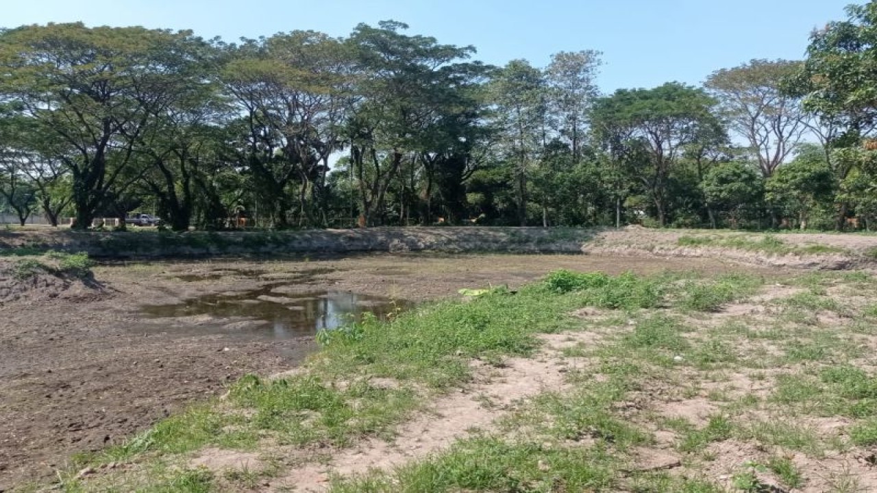 Areal Ruang Terbuka Hijau (RTH) Pagutan Kota Mataram, Provinsi Nusa Tenggara Barat, yang sudah dikeruk untuk pembangunan danau buatan. (ANTARA/Nirkomala)