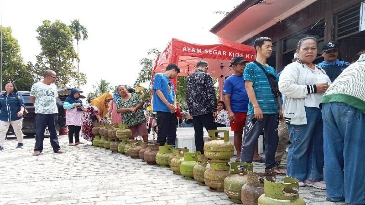 Warga yang bermukim di Kelurahan Pahandut rela mengantre untuk mendapatkan elpiji 3 kg dengan harga Rp22 ribu saat kegiatan operasi pasar elpiji subsidi tersebut yang dilaksanakan di kelurahan setempat, Rabu (14/6/2023). ANTARA/Adi Wibowo