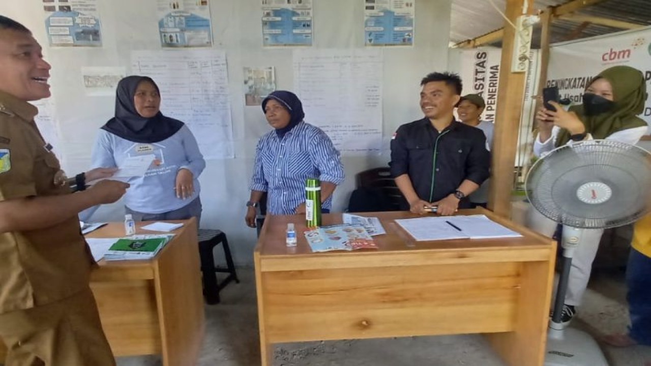 Wali Kota Palu, Hadianto Rasyid mengunjungi bank sampah khusus plastik yang dikelola warga Kelurahan Talise, Kecamatan Mantokulore, Senin (5/6/2023). ANTARA/HO-Humas Pemkot Palu