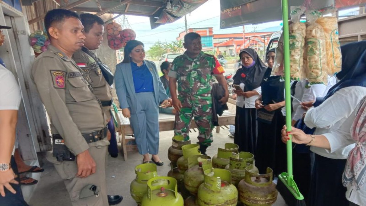 Pemkot Palu menyita sejumlah tabung gas elpiji bersubsidi dari warung atau kios yang dijual ecer di luar pangkalan resmi. ANTARA/HO-Humas Pemkot Palu