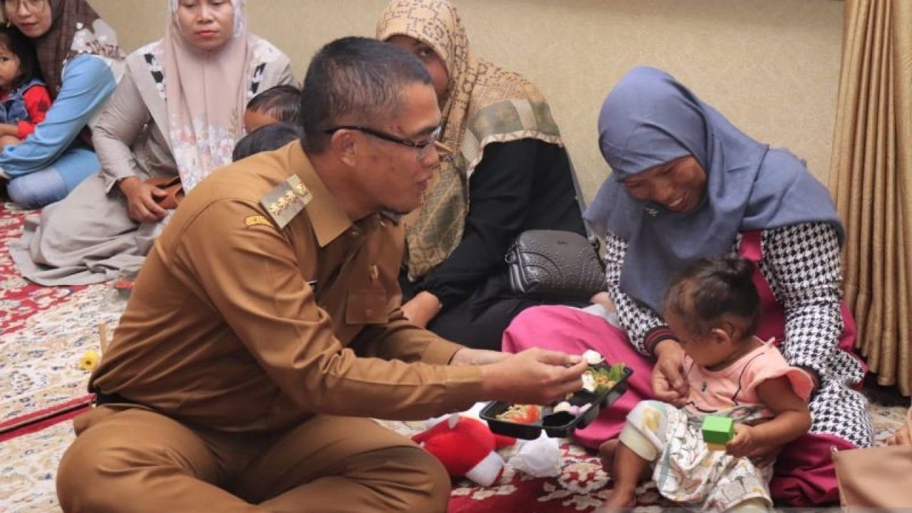 Pj Wako Payakumbuh, Sumbar, Rida Ananda bersama salah satu keluarga yang diberikan pendampingan stunting di Payakumbuh, Selasa (20/6/2023.  (FOTO ANTARA/HO-Pemkot Payakumbuh)