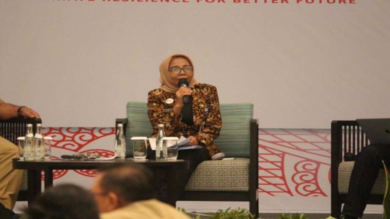 Pelaksana Harian Sekretaris Daerah Kota Pekalongan Anita Heru Kusumorini sedang memaparkan program perubahan iklim pada lembaga adaptasi dana (adaptation fund), Senin (5/6/2023). (ANTARA/HO-Humas Kota Pekalongan)