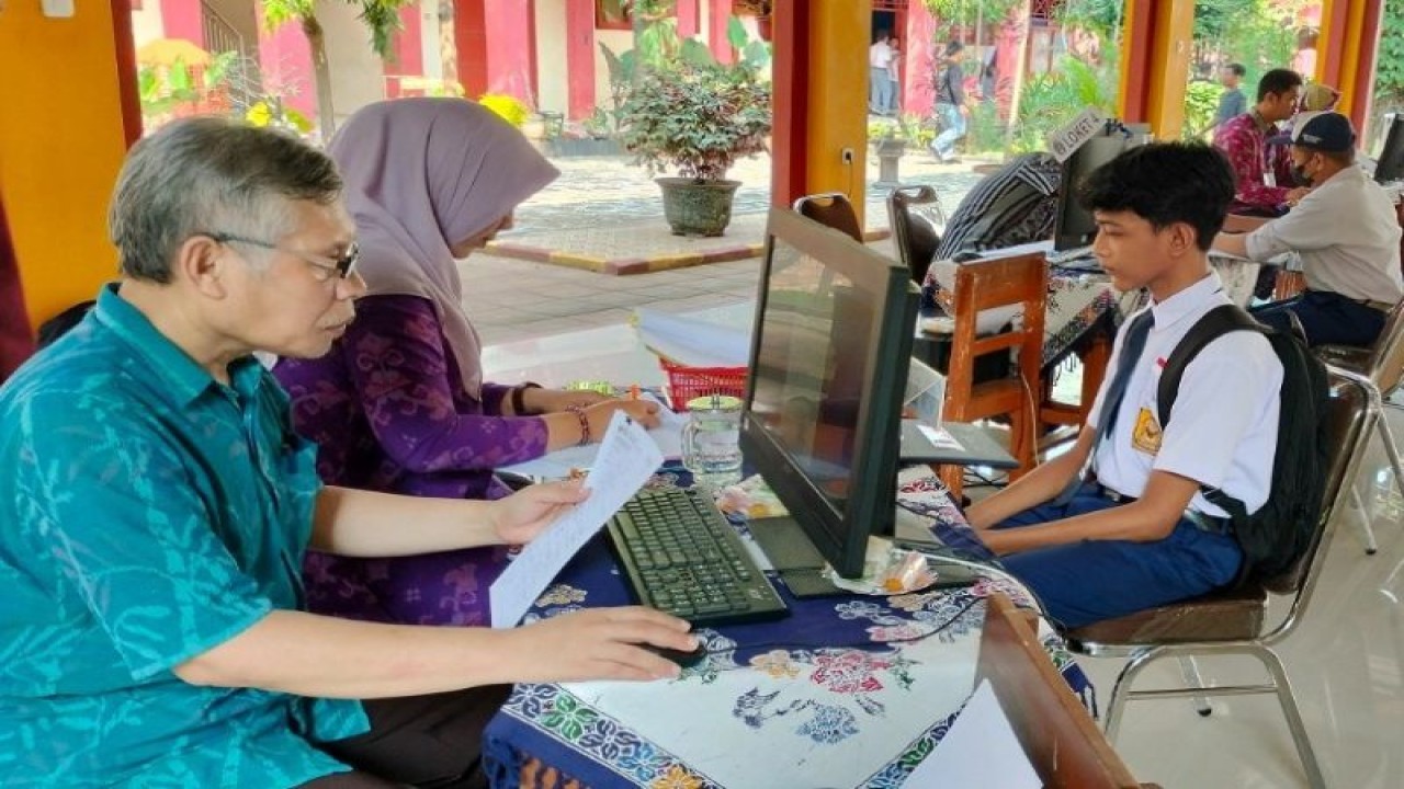 Tenaga Pendidik Dinas Pendidikan Kota Pekalongan sedang melakukan penerimaan siswa sekolah menengah pertama, di Pekalongan, Rabu (21/6/2023). (ANTARA/HO-Humas Kota Pekalongan)