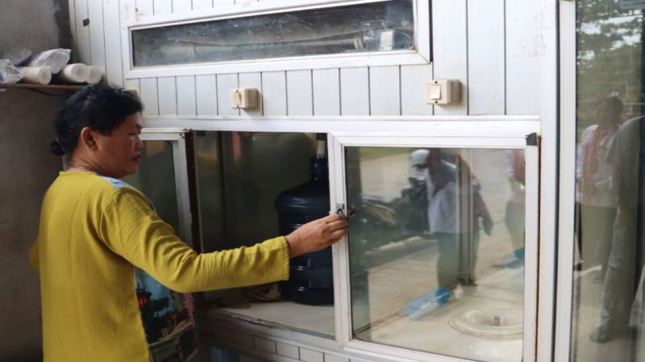 Petugas Dinas Kesehatan Kota Pekalongan mengecek pengolahan air minum di salah satu depo pengisian air ulang, Rabu (7/6/2023). (ANTARA/HO-Humas Kota Pekalongan)