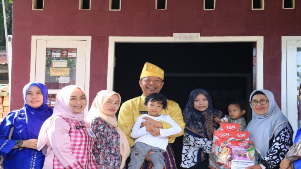 Sekdako Pekanbaru Indra Pomi Nasution menyalurkan bantuan tahap dua kepada tiga anak asuh stunting yang tinggal di wilayah Kecamatan Marpoyan Damai. (ANTARA/HO-Pemkot Pekanbaru)