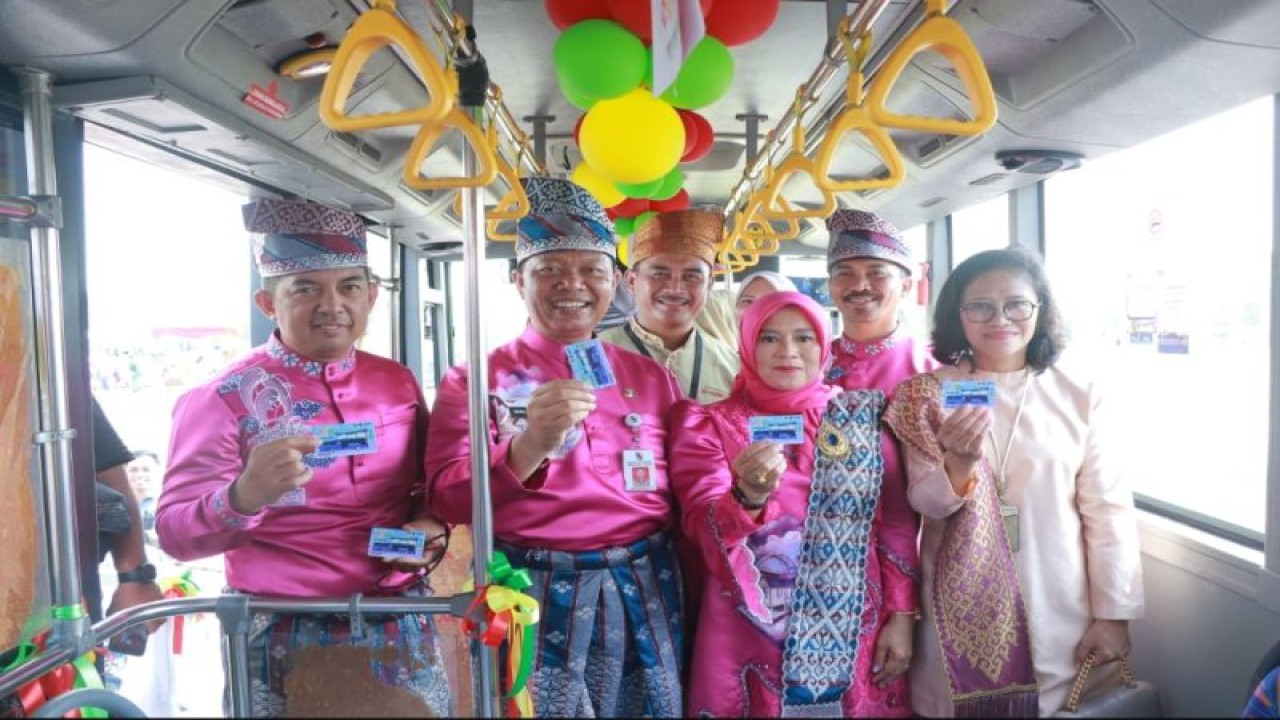 Sekda Kota Pekanbaru indra pomi bersama istri dan jajaran melakukan pembayaran non tunai Bus menggunakan brizzi di halaman perkantoran tenayan raya. (ANTARA/HO-Pemko Pekanbaru)