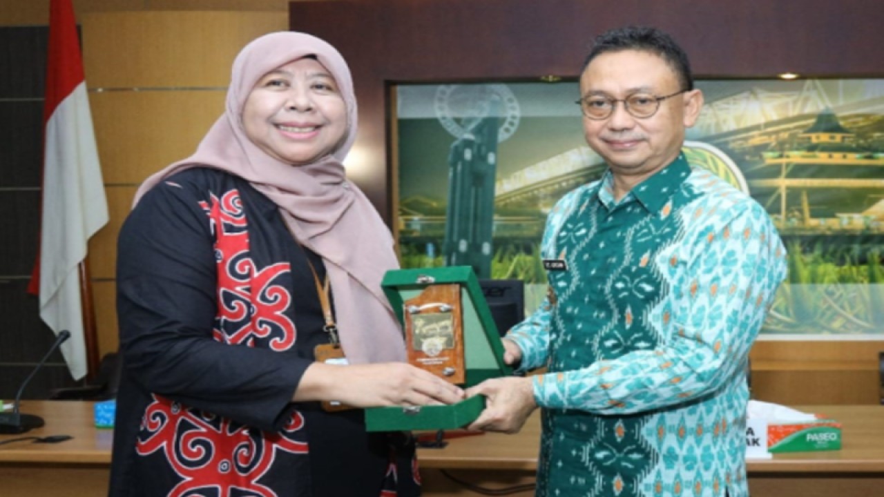Wali Kota Pontianak Edi Rusdi Kamtono menyerahkan cenderamata kepada Asisten Deputi Pemenuhan Hak Anak atas Pengasuhan dan Lingkungan Kementerian P3A, Rohika Kurniadi saat melakukan Verifikasi Lapangan KLA. ANTARA/HO-Prokopim PTK