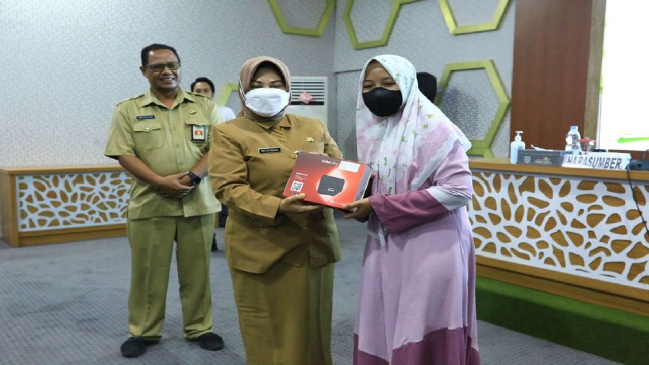 Sekda Kota Probolinggo Ninik Ira Wibawati memberikan modem wifi kepada salah satu pengasuh pesantren di Kota Probolinggo, Senin (19/6/2023). (ANTARA/HO-Diskominfo Kota Probolinggo)