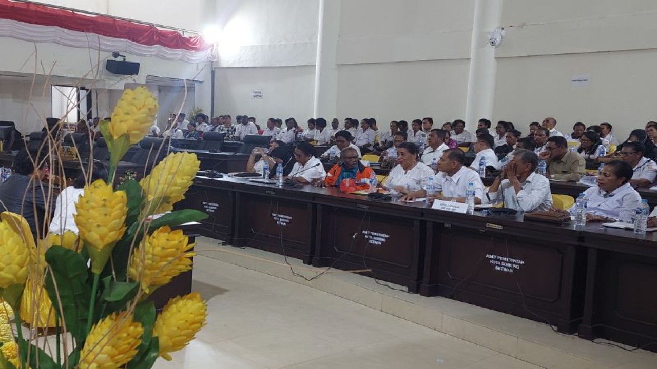 Komisi I DPRD Kota Sorong dan Dinas Pendidikan Kota Sorong tatap muka dengan seluruh guru dan kepala sekolah TK hingga SMA/SMK, Rabu (8/6) (ANTARA/Yuvensius Lasa Banafanu)