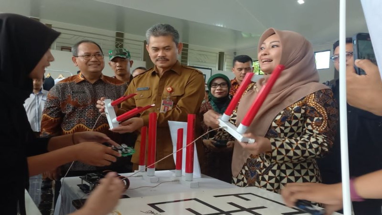Kepala Dinas Pendidikan dan Kebudayaan Provinsi Banten Tabrani memantau stand Job Fair dan Gelar Karya SMK Negeri 2 Pandeglang, di Jl. Raya Lintas Timur KM 03, Kadubanen, Kecamatan Pandeglang, di Pandeglang, Selasa (20/6/2023). ANTARA/Mulyana