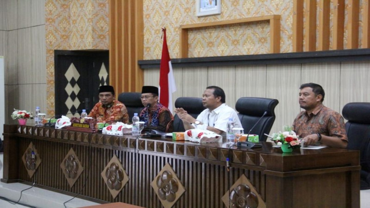 Pemerintah Provinsi Bengkulu menggelar fokus grup diskusi (FGD) dalam rangka kunjungan lapangan untuk mendukung penyusunan kajian desain mekanisme hibah konservasi alam dan perikanan lestari (Blue Halo S) di Bengkulu, Kamis. (8/6/2023) (FOTO ANTARA/HO-Media Center Provinsi Bengkulu)