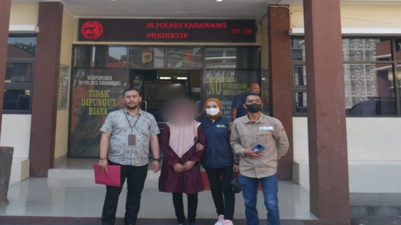 Tim Respons Cepat Pemerintah Provinsi (Pemprov) Jawa Barat atau Jabar Quick Response (JQR) memberikan pendampingan terhadap HNI (24 tahun) orang dengan gangguan jiwa (ODGJ) yang menjadi korban rudapaksa, yang terjadi di Kantor Sekretariat Satgas PMKS Kabupaten Karawang. ANTARA/HO-Humas JQR.