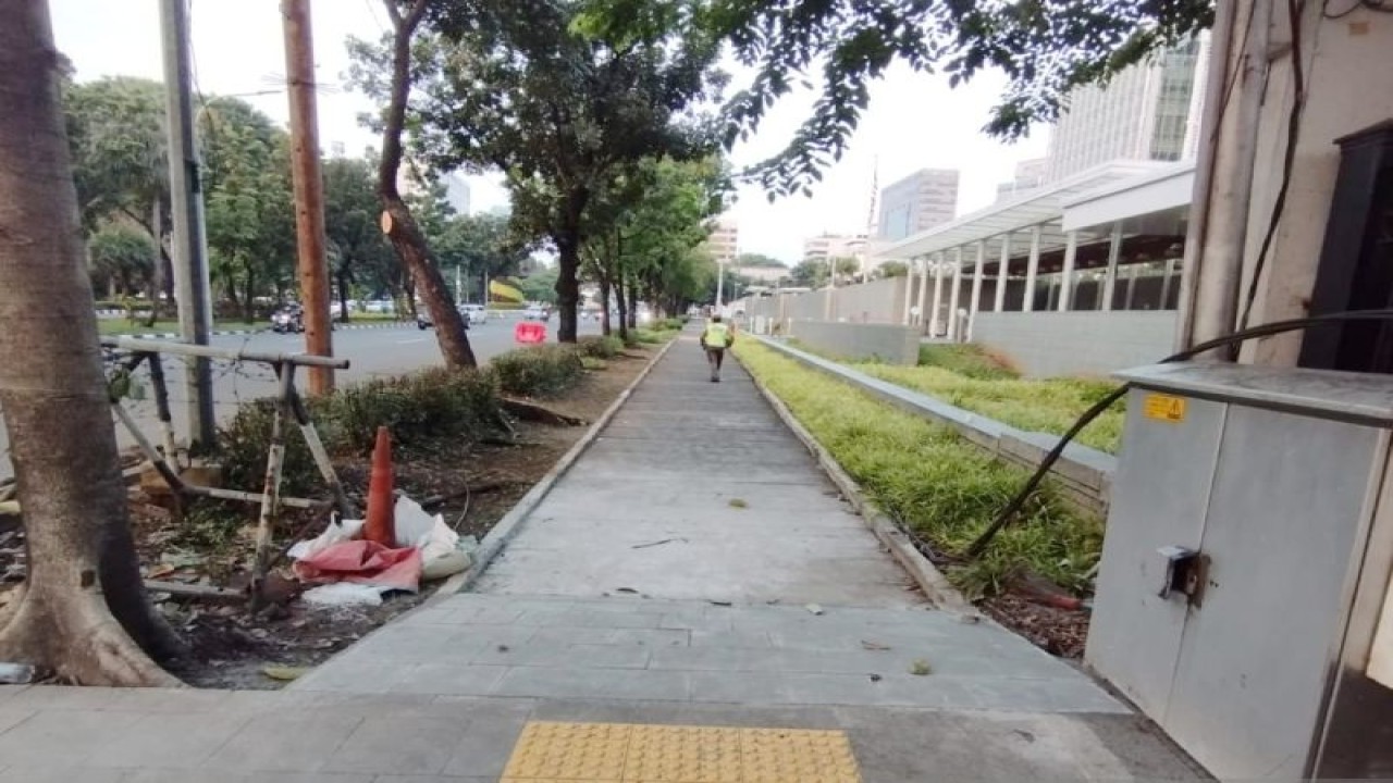 Trotoar di depan kantor Kedutaan Besar (Kedubes) Amerika Serikat (AS) Jalan Medan Merdeka Selatan, Jakarta Pusat, Sabtu (10/6/2023). ANTARA/Siti Nurhaliza