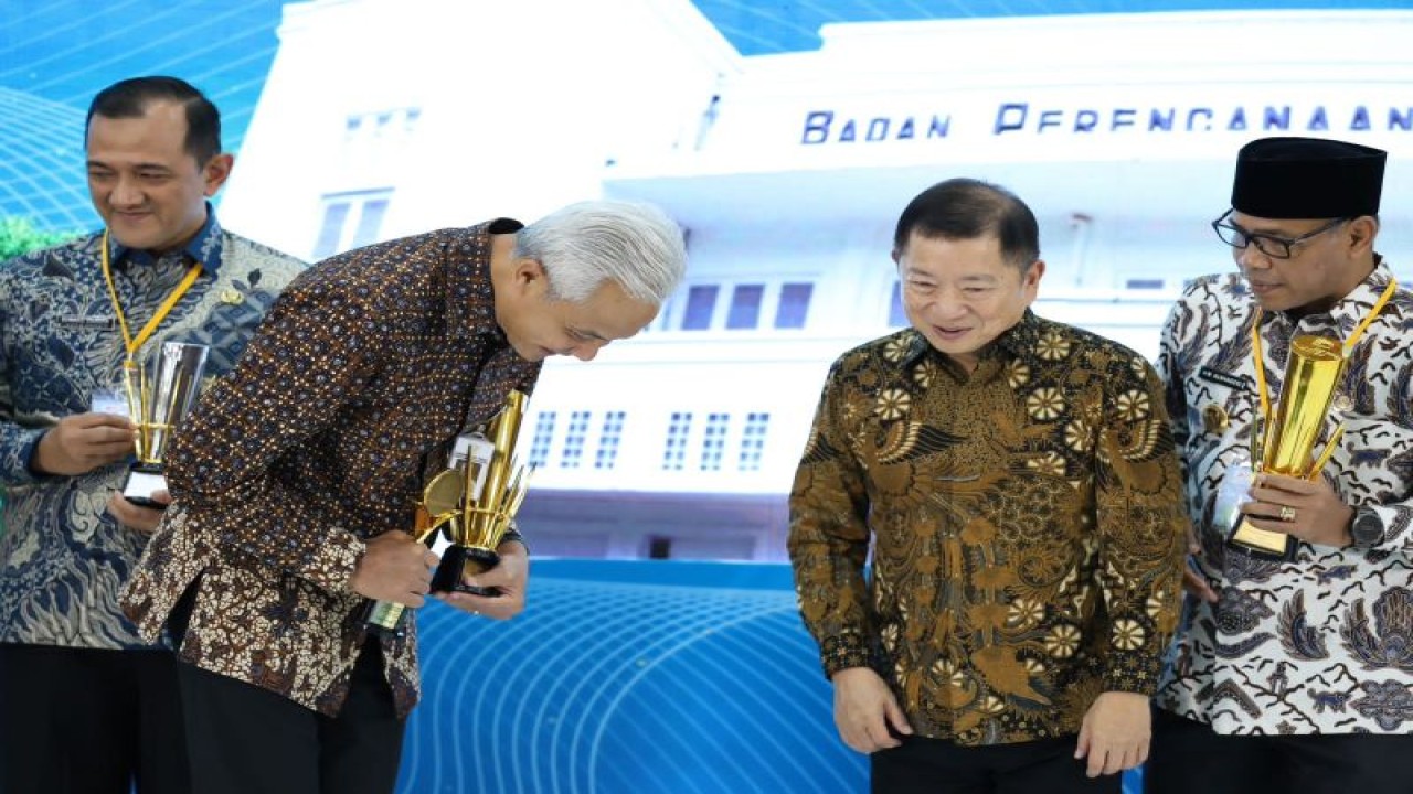 Gubernur Jawa Tengah Ganjar Pranowo menerima penhargaan dari Menteri Perencanaan Pembangunan Nasional/Kepala Bappenas Suharso Monoarfa. (ANTARA/HO-Humas Pemprov Jateng)