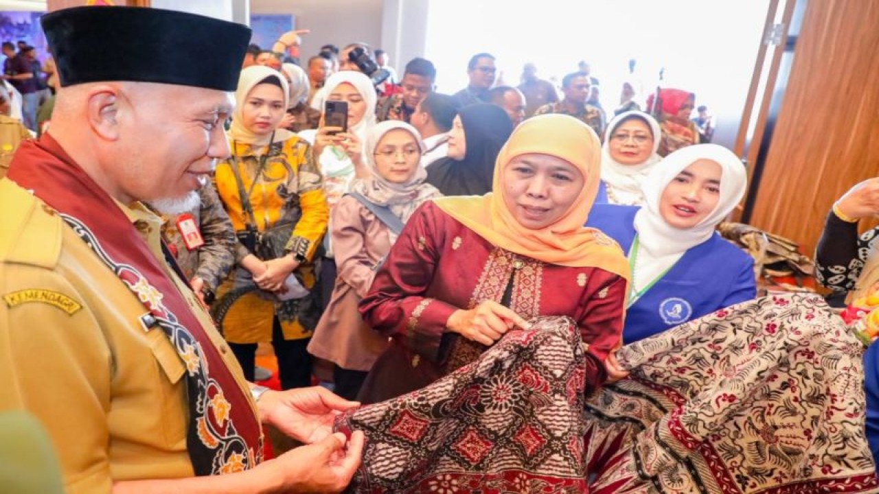 Gubernur Jatim Khofifah Indar Parawansa (tengah) bersama Gubernur Sumbar Mahyeldi Ansharullah (kiri) meninjau produk UMKM batik saat gelaran misi dagang dan investasi di Kota Padang, Senin (12/6/2023). (ANTARA/HO-Biro Adpim Jatim)
