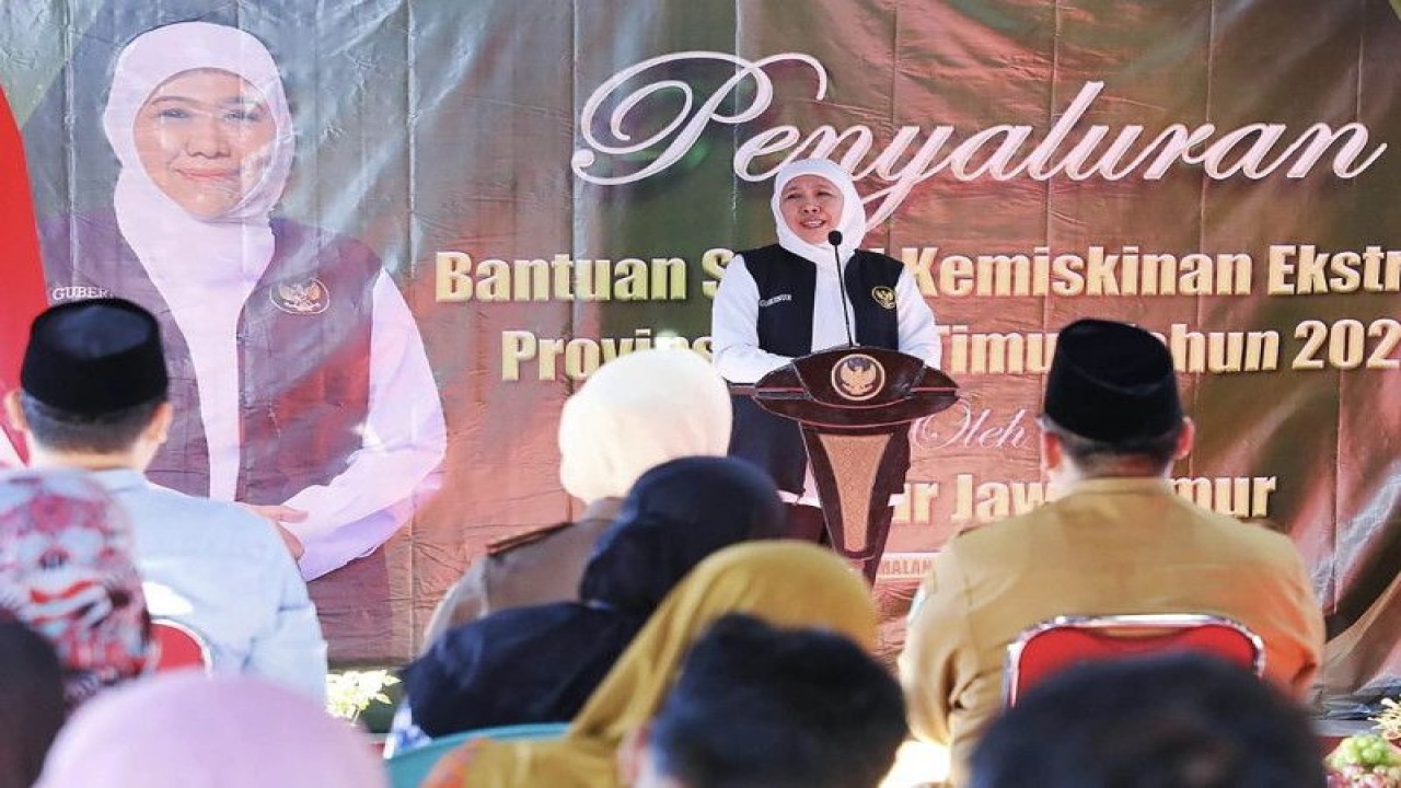 Gubernur Jawa Timur Khofifah Indar Parawansa pada saat memberikan sambutan dalam penyaluran bantuan sdan zakat produktif, di Kecamatan Gondanglegi, Kabupaten Malang, Jawa Timur. (ANTARA/HO-Biro Adpim Jatim)