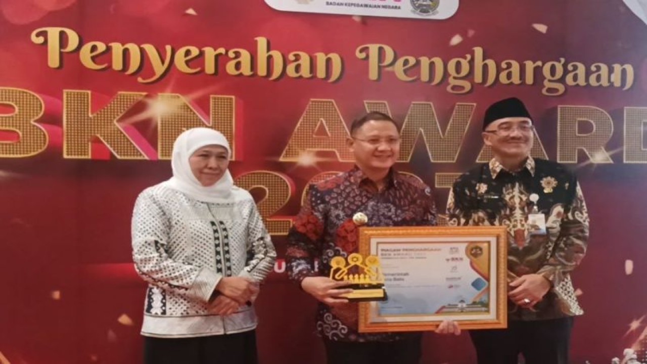 Gubernur Jatim Khofifah Indar Parawansa (kiri) berpose bersama PJ Wali Kota Batu Aries Agung Paewae (tengah) dan Plt Kepala BKN Bima Haria Wibisana (kanan) usai seremoni penyerahan "BKN Award 2023" di Surabaya, Kamis (8/6/2023) malam. (ANTARA/Hanif Nashrullah)