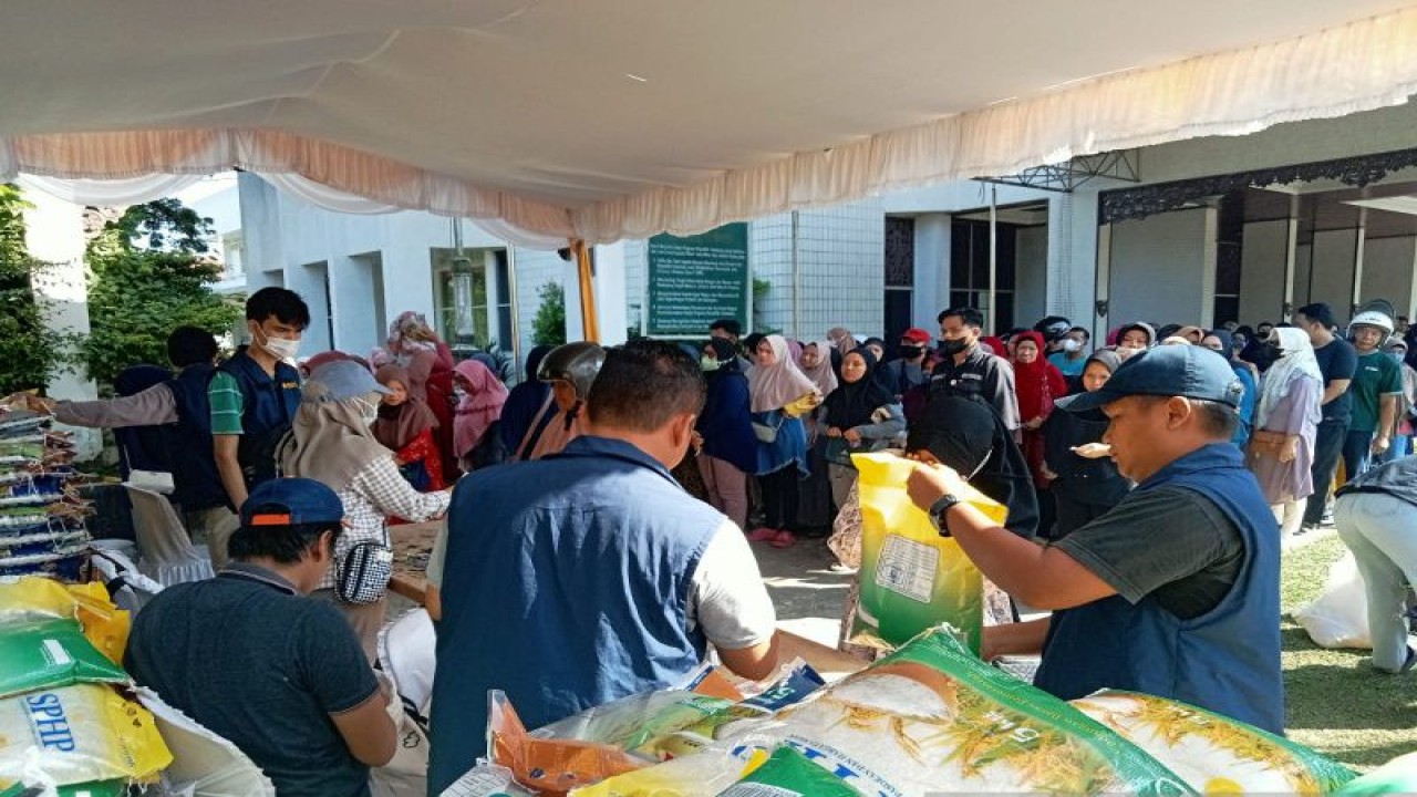 Pemprov Kalsel dan Bulog saat gelar pasar murah bersubsidi salah satunya komoditas beras diselenggarakan di Kota Banjarmasin Senin kemarin. (ANTARA/HO)