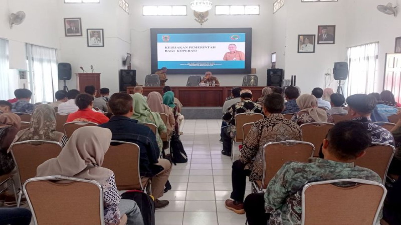 Dinas Koperasi dan Usaha Kecil Menengah (UKM) Provinsi Kalimantan Selatan (Kalsel) melaksanakan kegiatan pelatihan kepada para pengurus, pengelola dan pengawas koperasi se-Kalsel, di Banjarmasin, Kalimantan Selatan, Rabu (21/6/2023). (ANTARA/HO-Pemprov Kalsel)