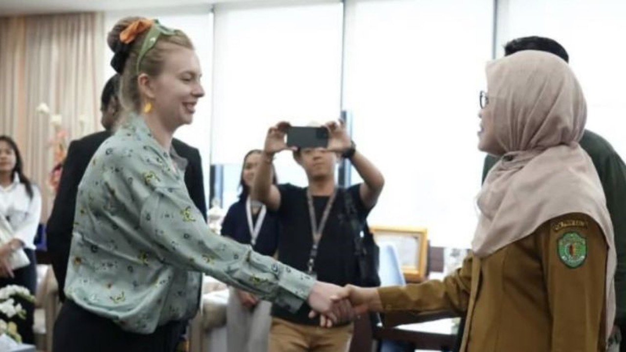 Sekdaprov Kaltim Sri Wahyuni saat menerima audensi peserta beasiswa seni dan budaya Indonesia (BSBI) tahun 2023 di Kantor Gubernur Kaltim, Selasa (20/6/2023). (ANTARA/Biro Adpim Psmprov Kaltim)