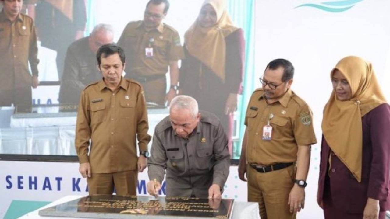 Gubernur Provinsi Kaltim Isran Noor menandatangani prasasti peresmian gedung RS Mata Provinsi Kaltim di Jalan M.Yamin Samarinda. ANTARA/HO-Biro Adpim Pemprov Kalltim