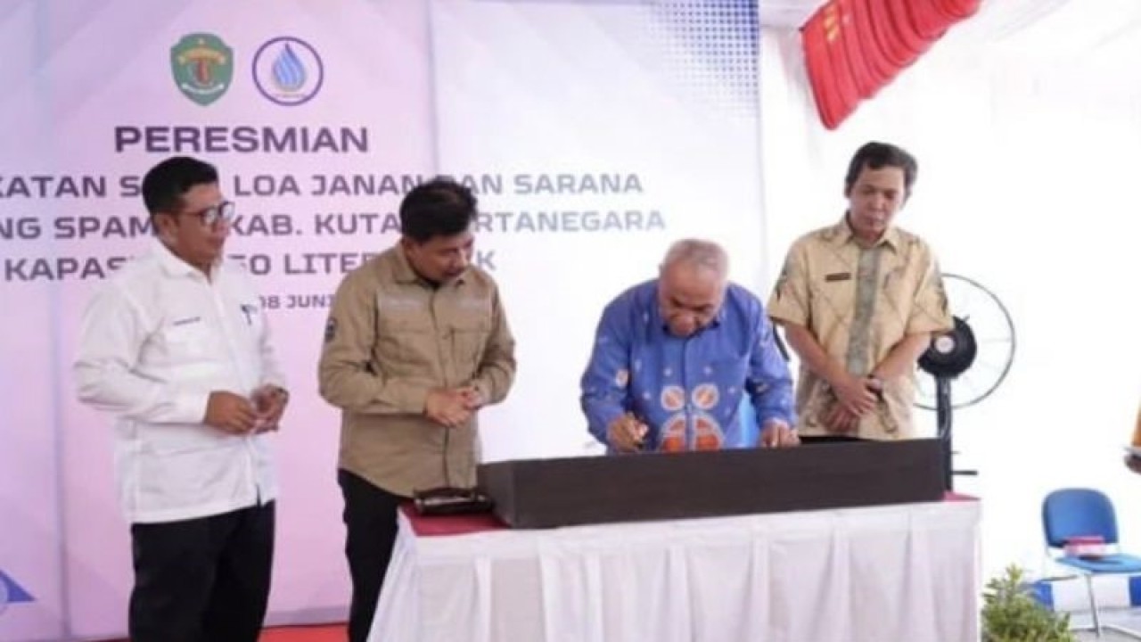 Gubernur Provinsi Kaltim Isran Noot menandatangani prasasti peresmian SPAM Loa Janan di Kabupaten Kutai Kartanegara. ANTARA/HO-Biro Adpim Pemprov Kaltim