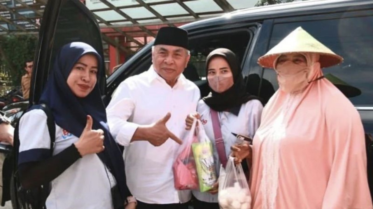 Gubernur Kaltim Isran Noor pada kegiatan Gerakan Pangan Murah, di halaman Dinas Pangan, Tanaman Pangan dan Hortikultura Provinsi Kaltim. ANTARA/HO-Biro Adpim Pemprov Kaltim