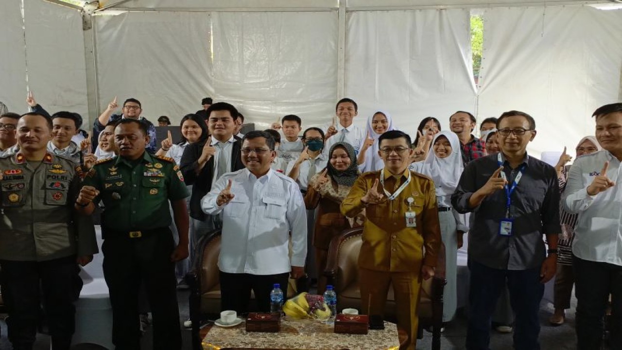 Pemprov Kepri bersama instansi lainnya serta anak sekolah, menyaksikan peluncuran Satelit Satri-1 di Batam Kepulauan Riau, Senin (19/6/2023). (ANTARA/Yude)