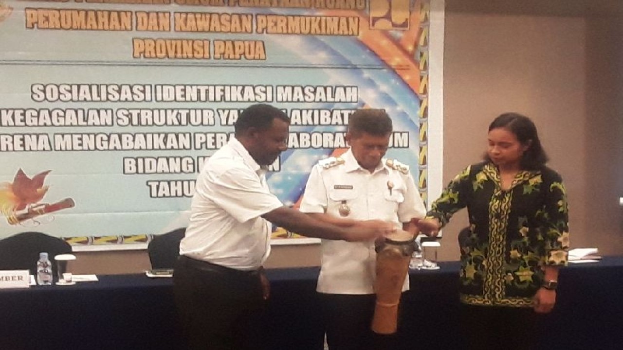 Wabup Biak Numfor Papua Calvin Mansnembra didampingi Kepala UPT Pengujian Laboratorium PUPRKP Vincent Yigibalom pada sosialisasi pemanfaatan pengujian laboratorium PUPRKP di Kabupaten Biak Numfor, Rabu (7/6/2023). ANTARA/Muhsidin