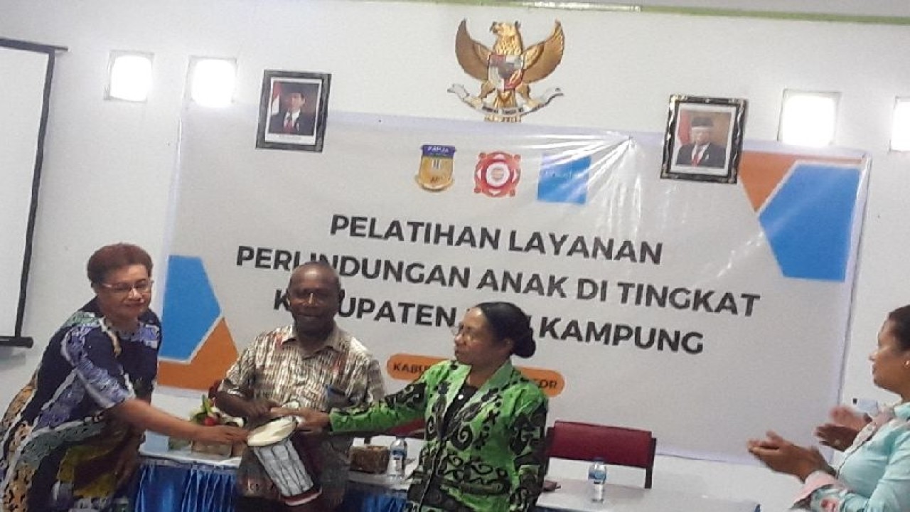 Pelaksana Tugas (Plt) Asisten 1 Sekda Kabupaten Biak, Provinsi Papua, Semuel Rumaikeuw didampingi Kabid Perlindungan Anak Dinsosduk Papua Yosephine Wandosa dan Kepala DP3AKB Biak Johanna Nap, dalam kegiatan di Biak, Jumat (9/62023). FOTO ANTARA/Muhsidin