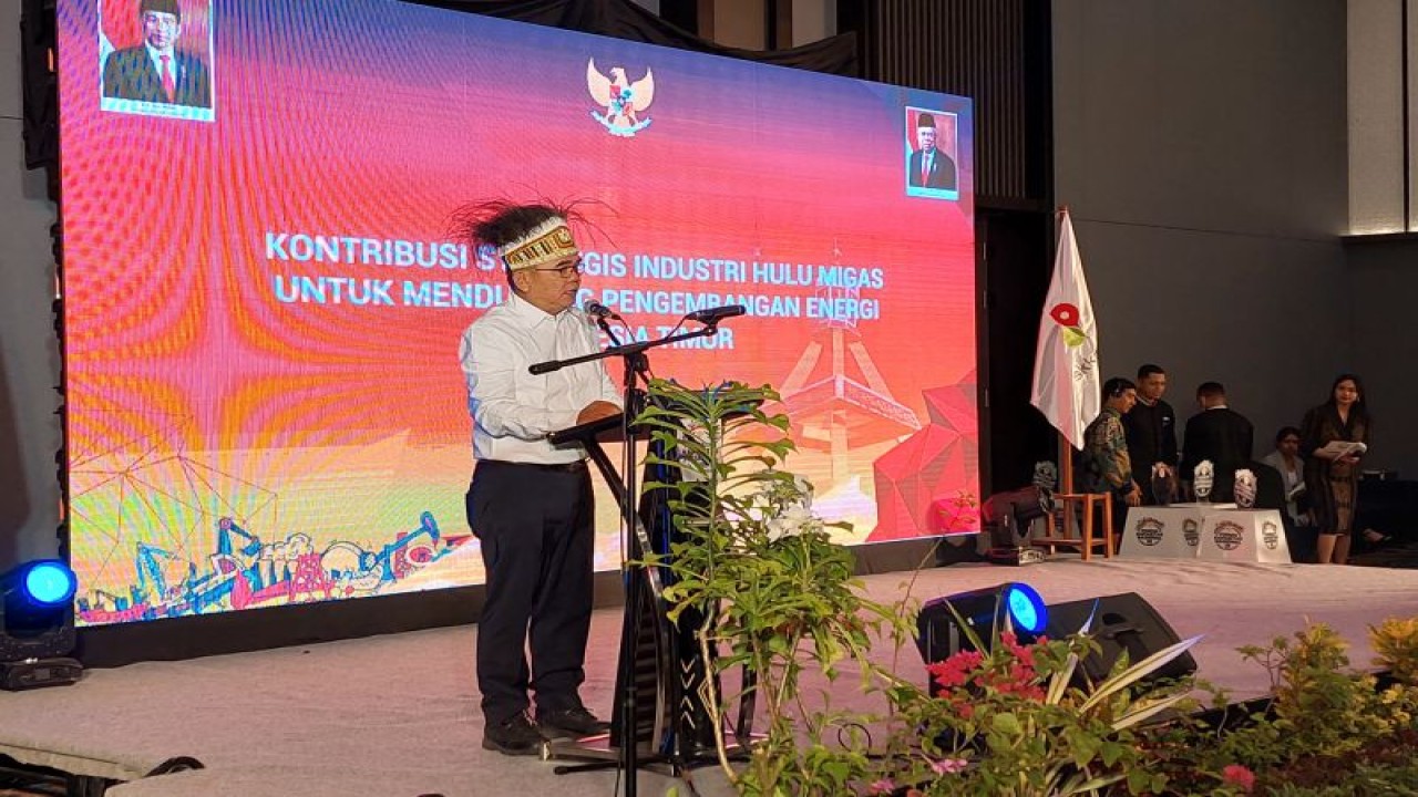 Pj Sekda Provinsi Papua Barat Daya, Edison Siagian memberikan sambutan pada kegiatan Forum Kapasitas Nasional (Kapnas) III 2023 di Sorong, Kamis (8/6). (ANTARA/Yuvensius Lasa Banafanu)