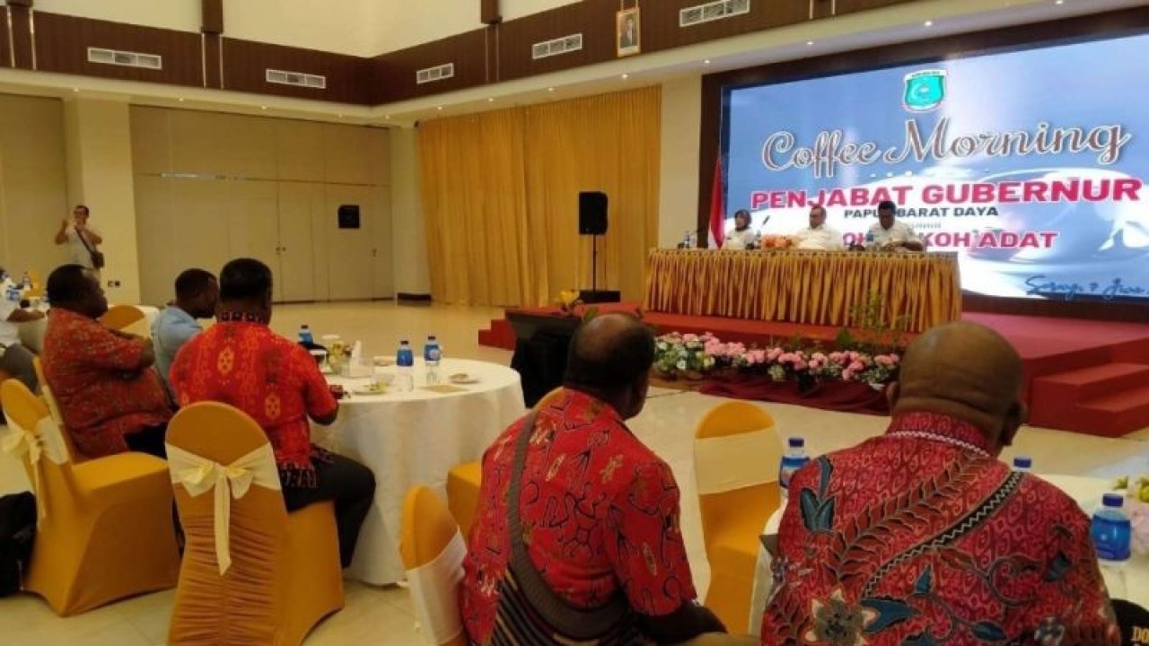 Pj Gubernur Papua Barat Daya Muhammad Musa'ad saat tatap muka dengan masyarakat adat di Sorong, Rabu (7/6) (ANTARA/Yuvensius Lasa Banafanu)