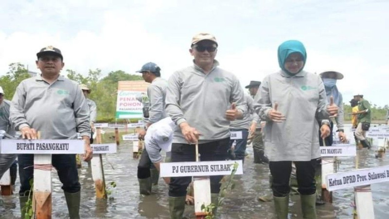 Penjabat Gubernur Sulbar Zudan Arif Fakrulloh melaksanakan penanaman pohon memperingati Hari Lingkungan Hidup Sedunia yang dipusatkan di pelabuhan khusus perusahaan minyak goreng PT Tanjung Sarana Lestari di Kabupaten Pasangkayu, Senin (5/6/2023). ANTARA/M. Faisal Hanapi
