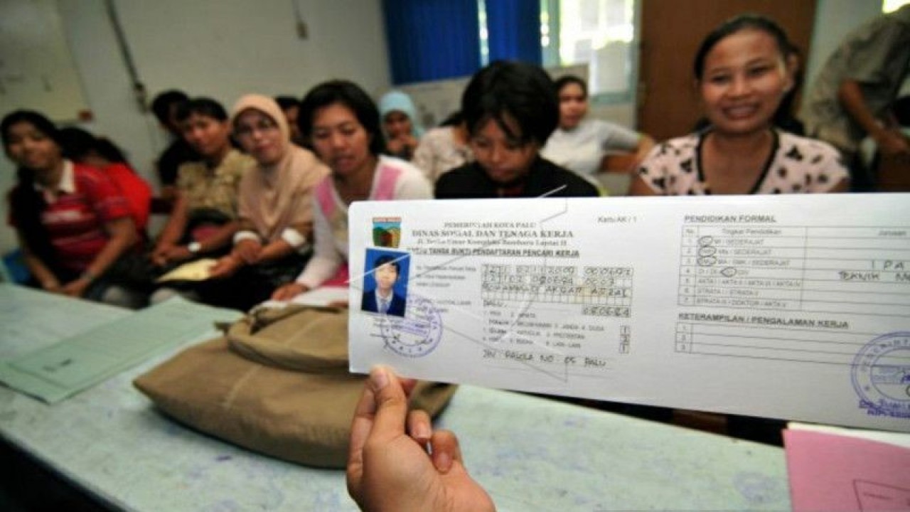 Ilustrasi - Pencari kerja menanti verifikasi kartu pencari kerja di Kantor Dinas Sosial dan Tenaga Kerja Palu, Sulawesi Tengah. ANTARA FOTO/Basri Marzuki