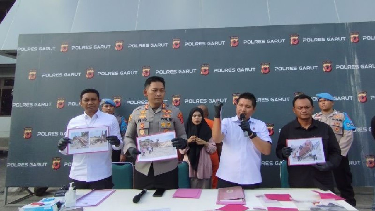 Polisi menunjukkan barang bukti dan tersangka kasus penambangan pasir dan batu ilegal di Markas Polres Garut, Jawa Barat, Selasa (13/6/2023). ANTARA/Feri Purnama