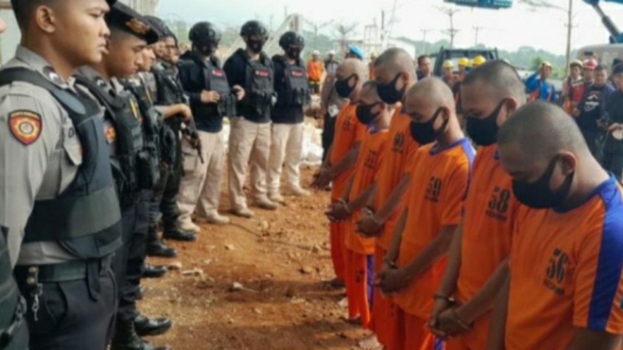 Polres Karawang tangkap enam pencuri baut rel kereta cepat di wilayah Karawang, Jawa Barat, Selasa (6/6/2023). ANTARA/Ali Khumaini.