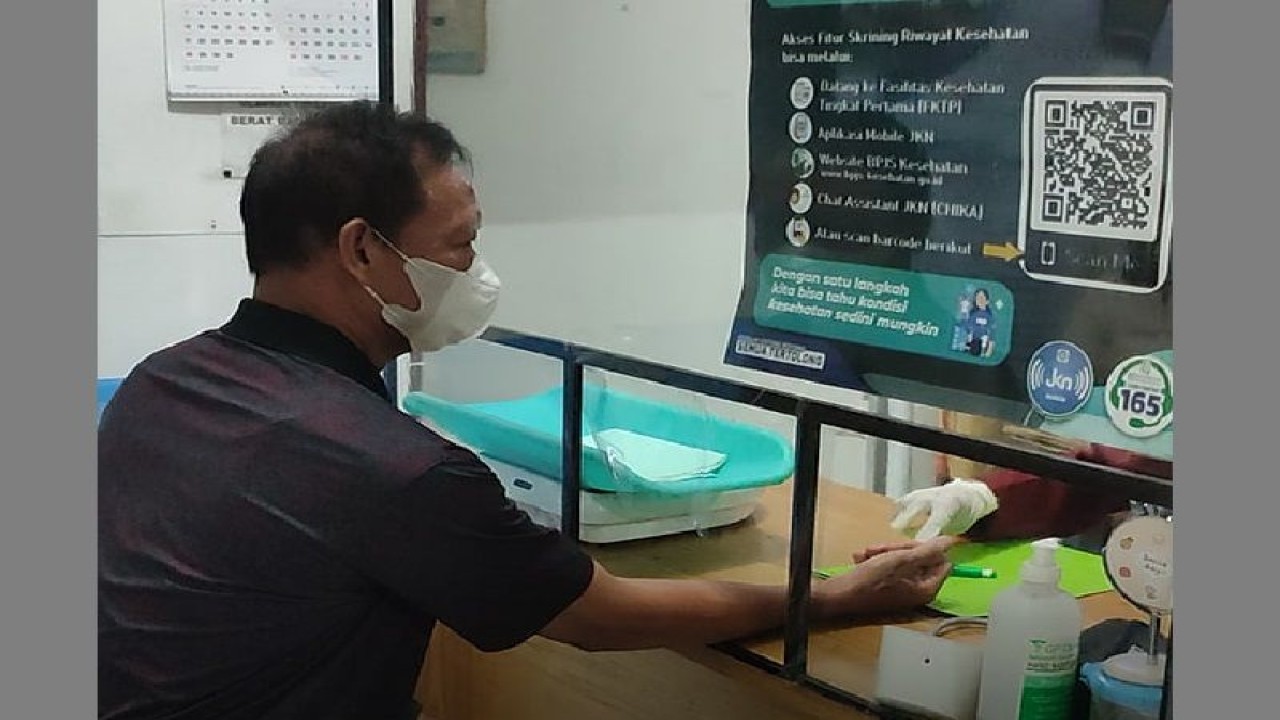 Peserta Jaminan Kesehatan Nasional (JKN) Kota Palangka Raya, Provinsi Kalimantan Tengah, Prisno Untung saat menjalani perawatan di Fasilitas Kesehatan Tingkat Pertama (FKTP) dari penyakit darah tinggi di Palangka Raya. (ANTARA/HO-BPJS Kesehatan Cabang Palangka Raya)