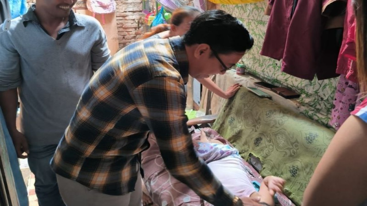 Pendiri Rawit, Kartuji saat bertemu dengan warga Ambengan Batu, Tambaksari, Kota Surabaya, Selasa (20/6/2023). (ANTARA/HO-Rawit)