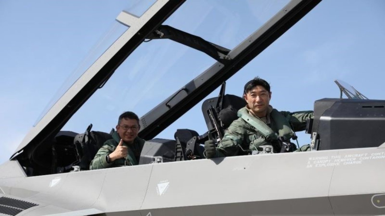 Penerbang TNI Angkatan Udara Letkol Pnb. Ferrel “Venom” Rigonald (kiri) dan Park Ji Won dari Korea Aerospace Industries (KAI) berhasil menguji purwarupa KF-21/IF-X Boramae nomor 4 (XFB1) di Sacheon AFB, Korea Selatan, Jumat (2/6/2023). ANTARA/HO-Dinas Penerangan TNI Angkatan Udara