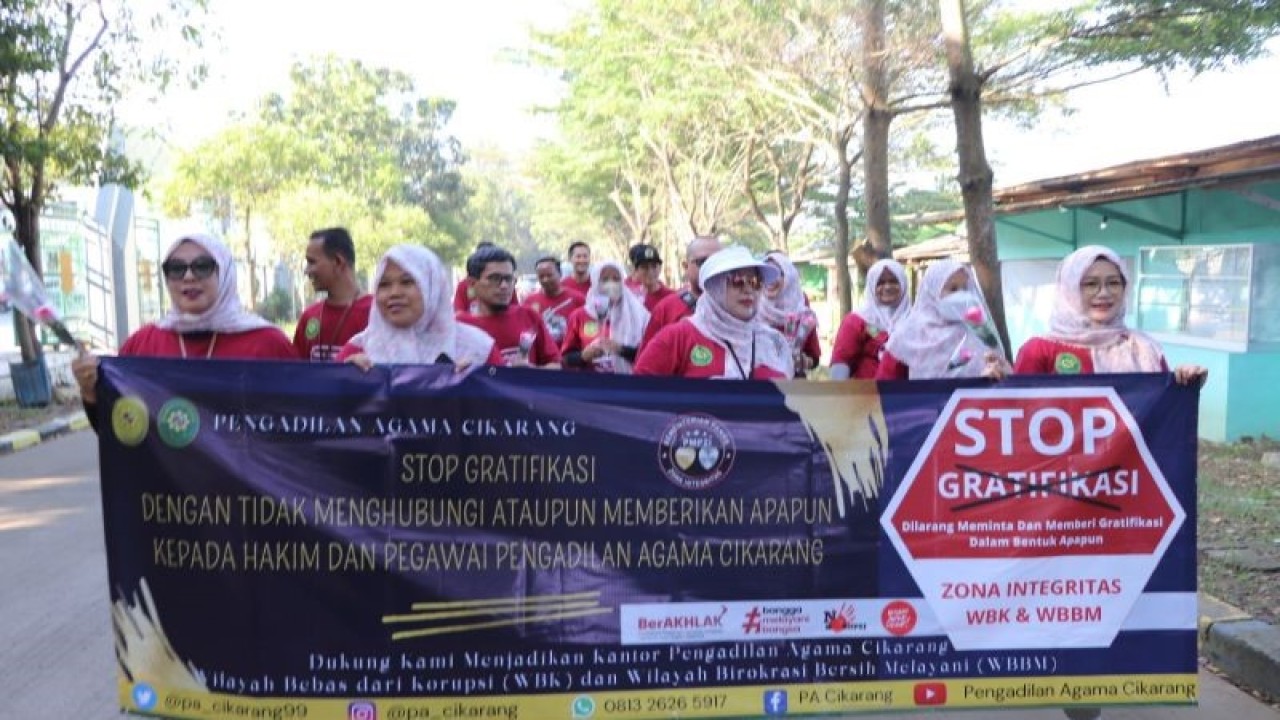 Kampanye anti gratifikasi oleh Pengadilan Agama Cikarang, Kabupaten Bekasi, Jawa Barat, dalam rangka membangun zona integritas Wilayah Bebas Korupsi. (ANTARA/Pradita Kurniawan Syah).