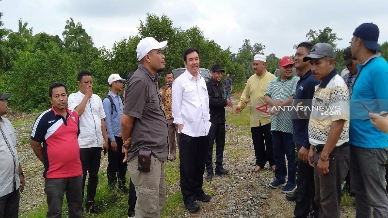 Sekretaris Dewan Nasional Kawasan Ekonomi Khusus, Enoh Suharto Pranoto bersama sejumlah OPD yang didampingi masyarakat ketika meninjau sejumlah infrastruktur pendukung KEK. (Antara Sumut/Holik)